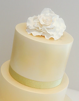 Wedding cake wirh gold shimmer and rose